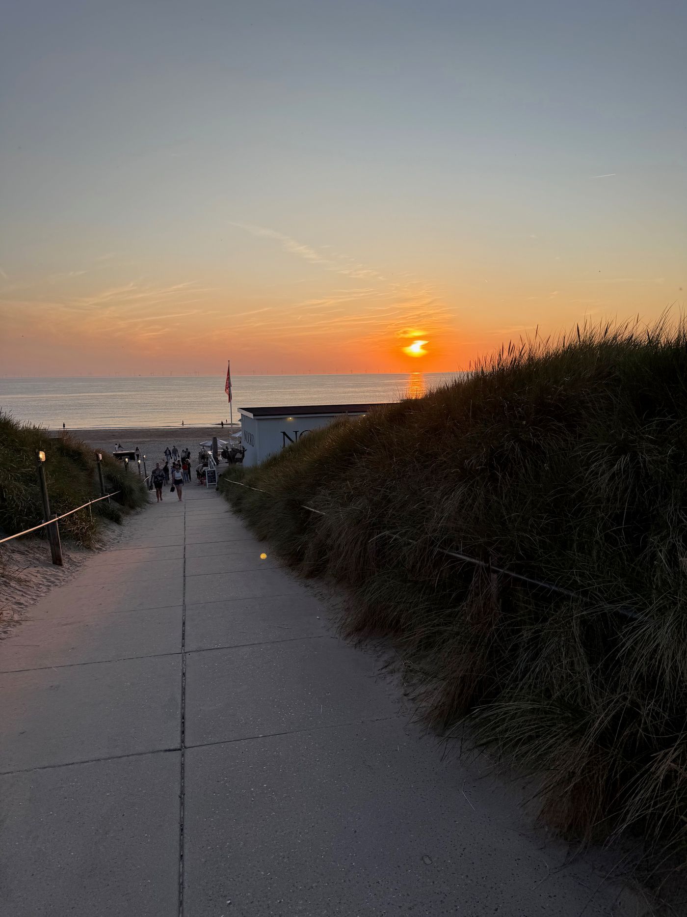 Der Dünenpfad zum Strand bei Sonnenuntergang