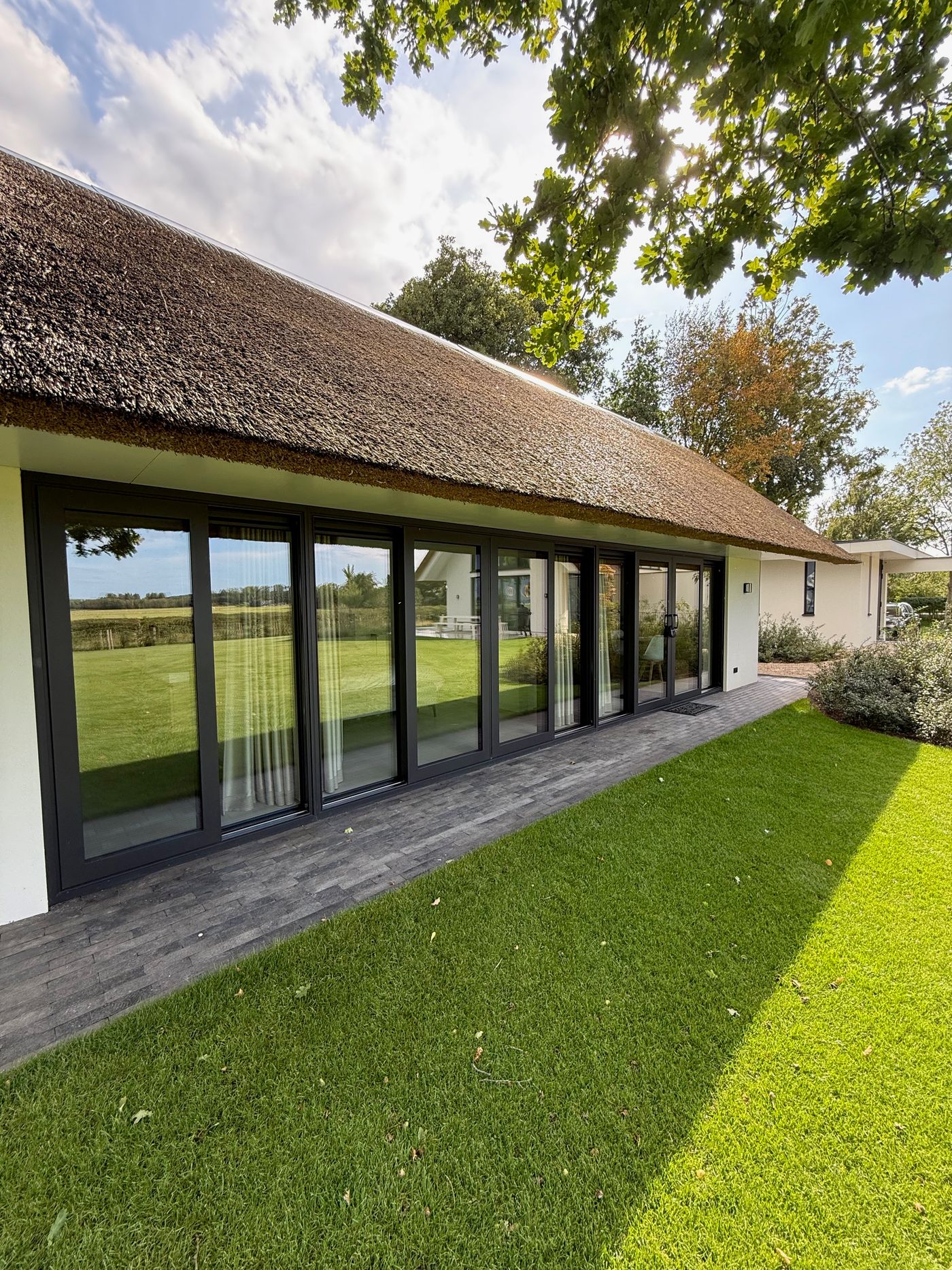 Die Glasfassade spiegelt den Polder