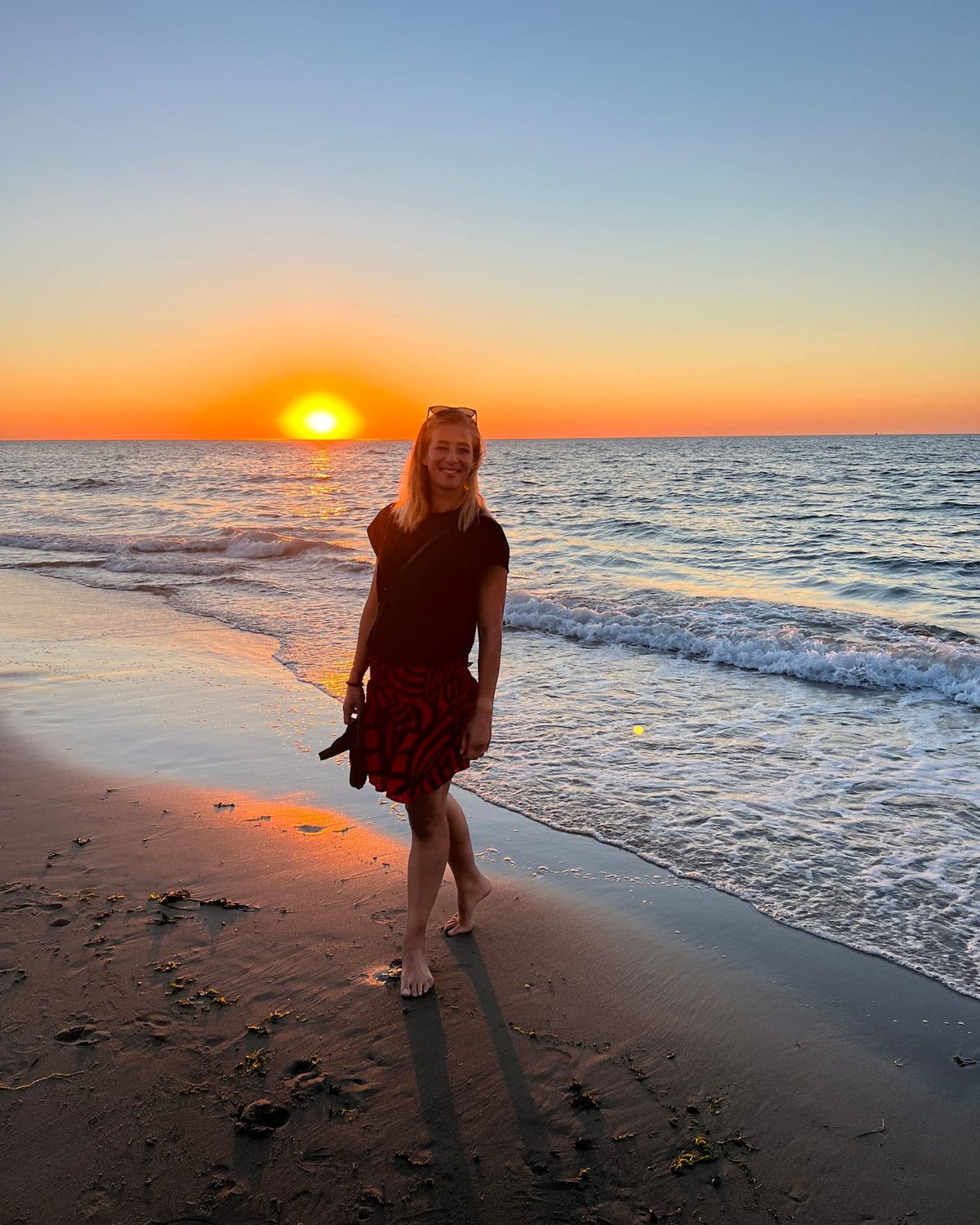 Raika, je host, op het strand bij zonsondergang